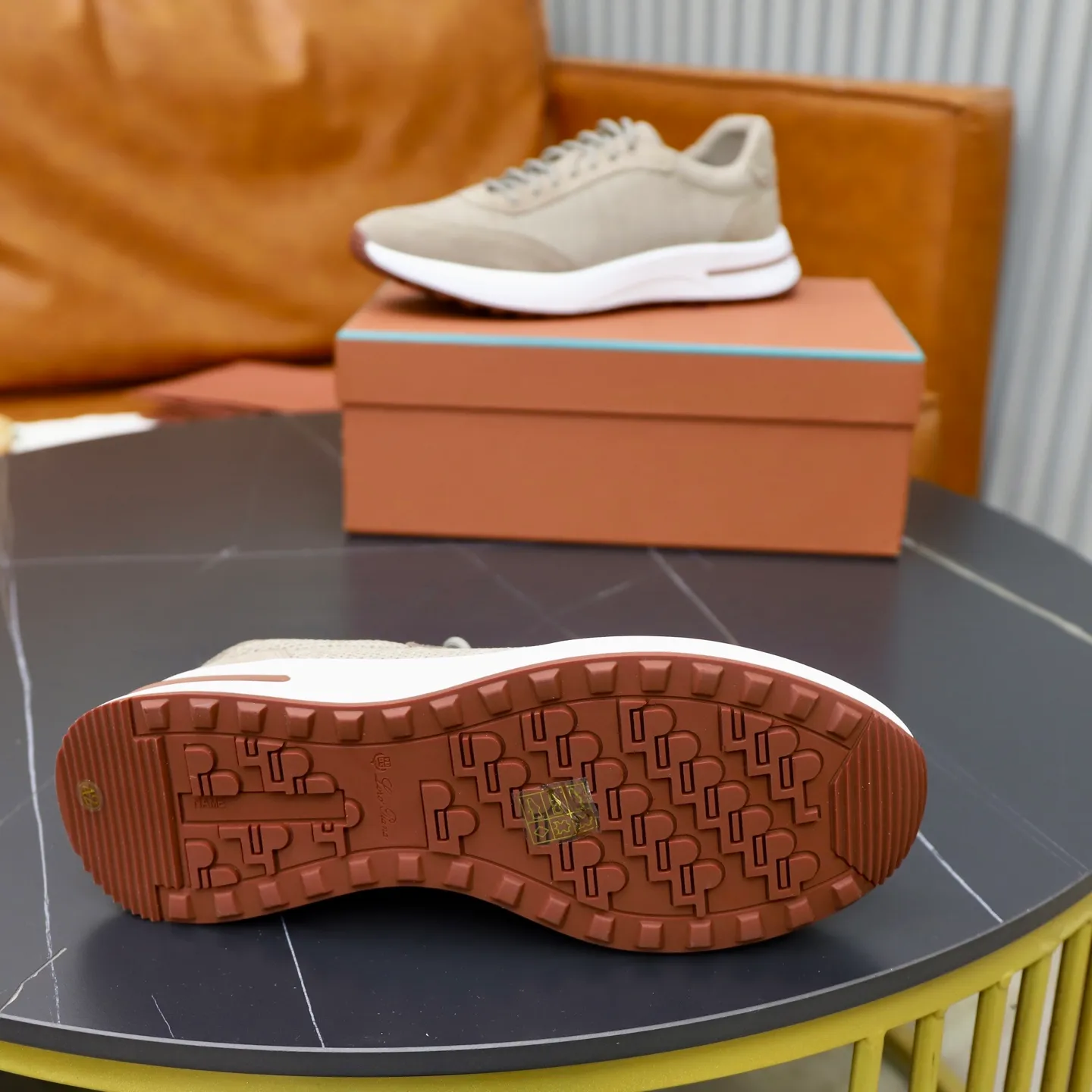 Ex-factory price: 560💰Loro Piana Tennis Walk men’s moral training sneakers! These new textured leather tennis shoes feature an ultra-low-top design for year-round wear and are water-resistant. The wrapped sole creates an effortlessly attractive color combination that harmoniously blends functionality with understated style. The ideal footwear option for urban dressing. The heel is decorated with a soft calfskin tongue with Kummel color inserts and an embossed LP logo. Cotton shoelaces. Material: Upper: Gray woven stitching with cowhide accents! Sole: Rubber lining: Cow leather original rubber sole, excellent foot comfort, complete package! Size: 38-39-40-41-42-43-44 leather shoe size (4546 can be customized)